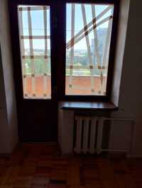 Віконний  блок та двері на балкон  з склом  коричневого кольору.
