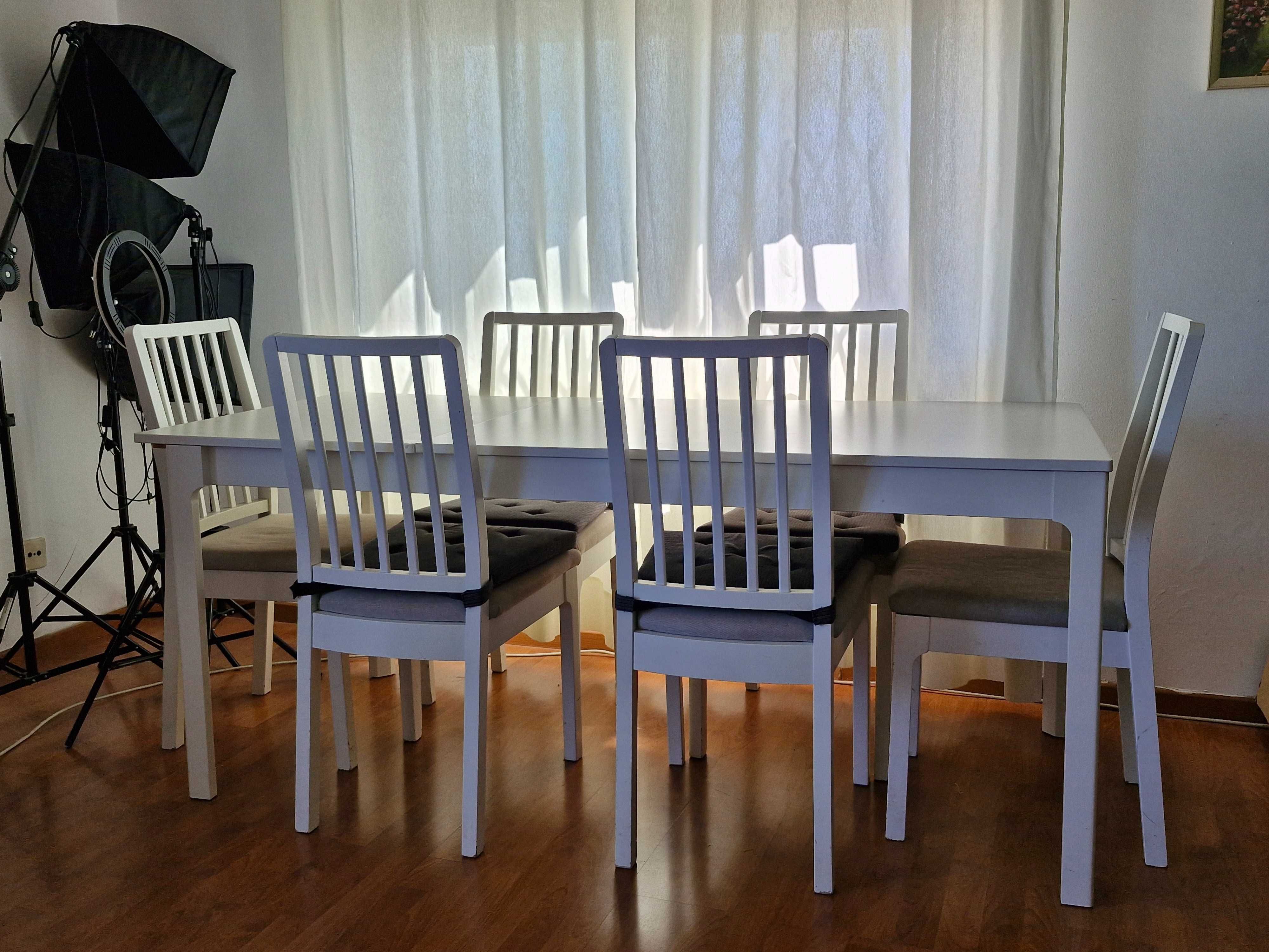 Mesa extensível com 6 cadeiras