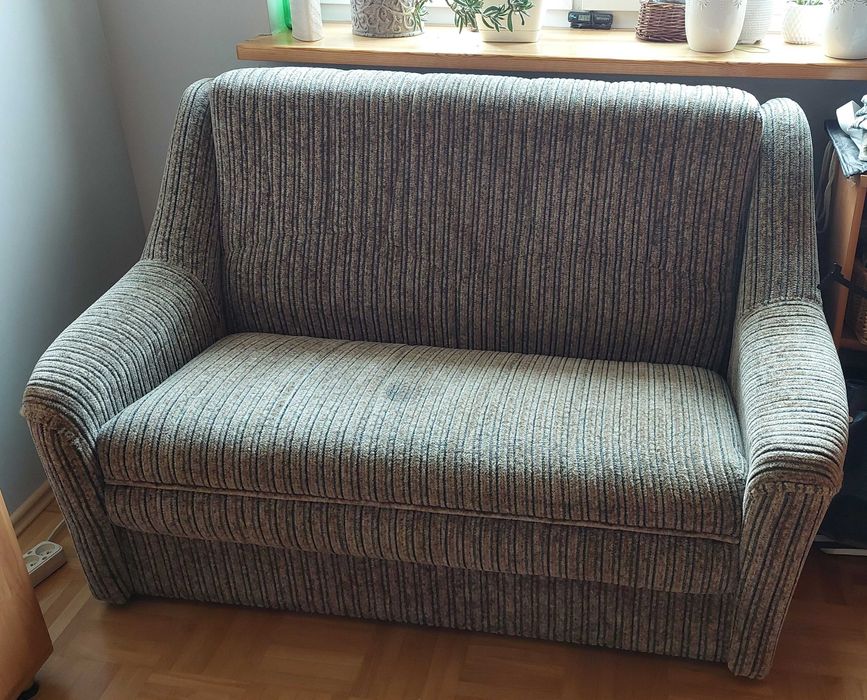 Sofa 2 osobowa rozkładana, wygodna, nieduża z pojemnikiem na pościel