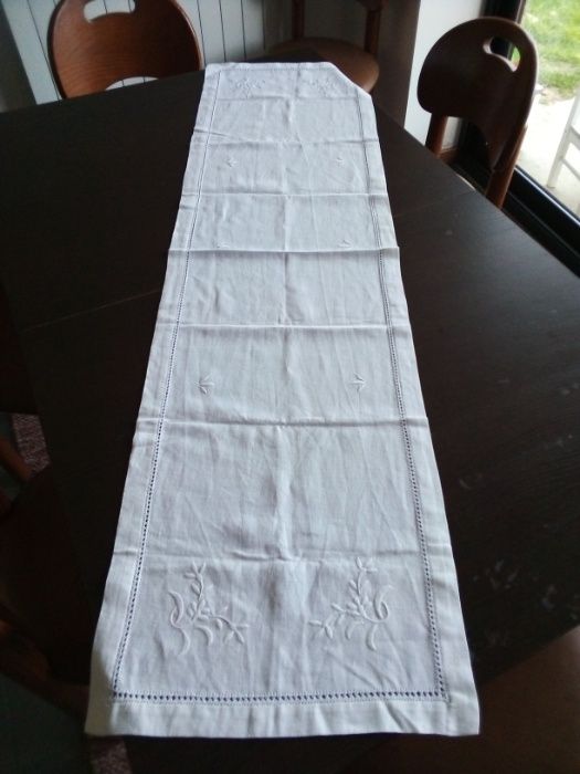 Pano em Linho com bordado à mão. 145cm/39cm. Sem uso.