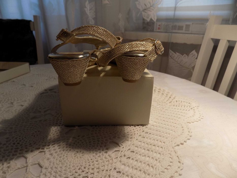 Piękne złote  sandałki -  na koturnie rozm. 38. Nowe.