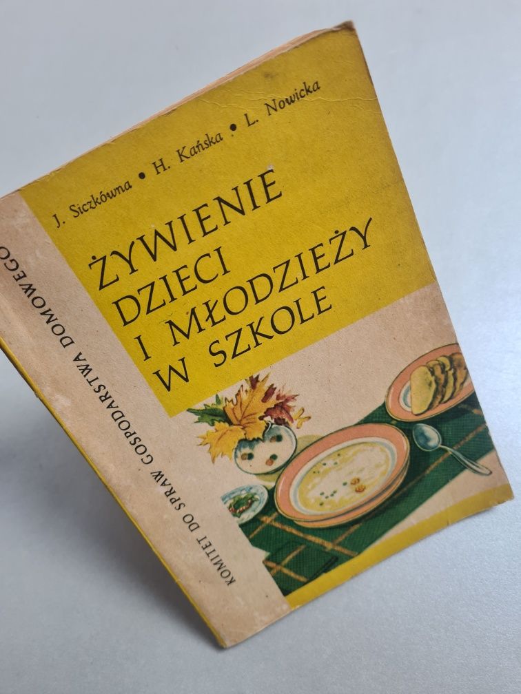 Żywienie dzieci i młodzieży w szkole - Książka