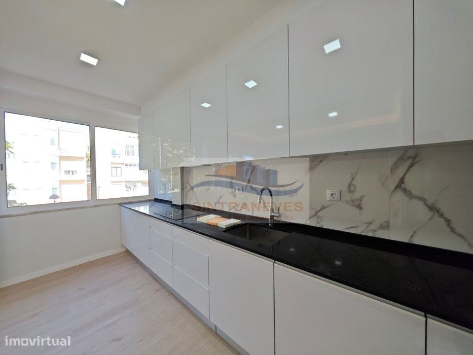 T3 Moderno com 2 WC no Coração da Amadora - Renovado com Elegância