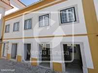 Loja com logradouro, em Ferreira do Zêzere.