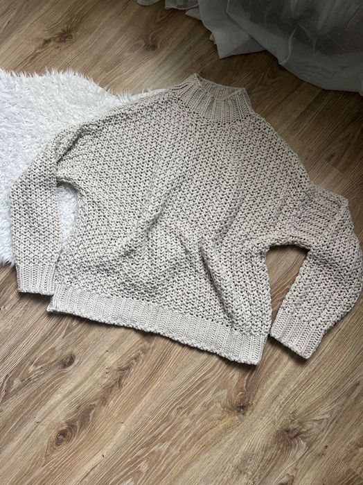 Biały sweterek damski marki Reserved