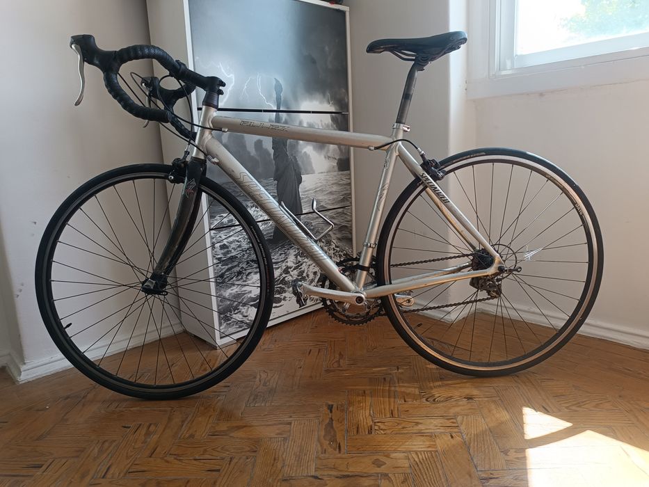 Bicicleta Specialized clássica.