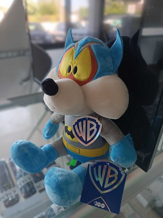 PROMO:Peluche Coyote Batman 27cm (Edição 100 anos Warner Bros.)