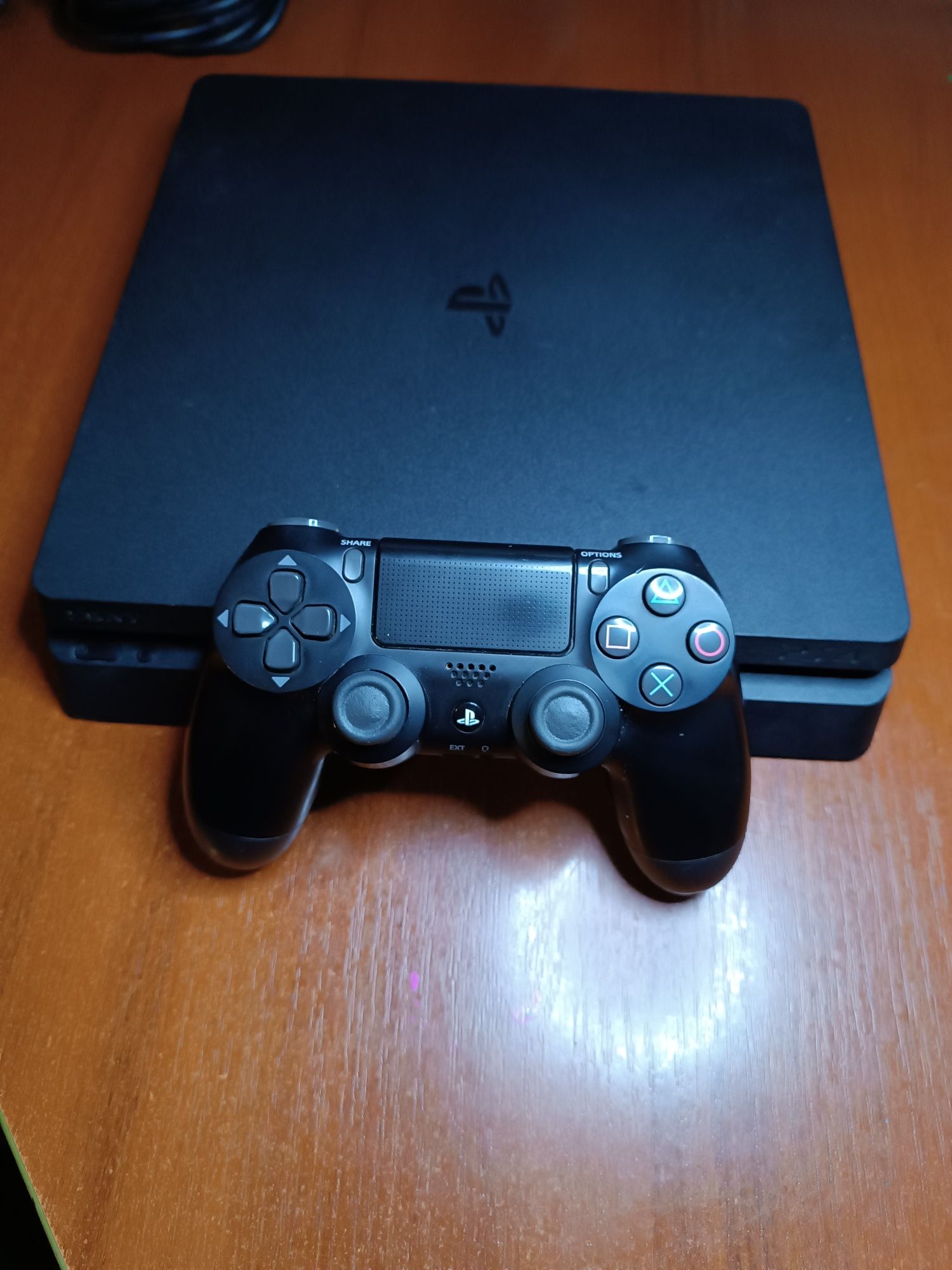 PlayStation 4 slim 500g у гарному стані