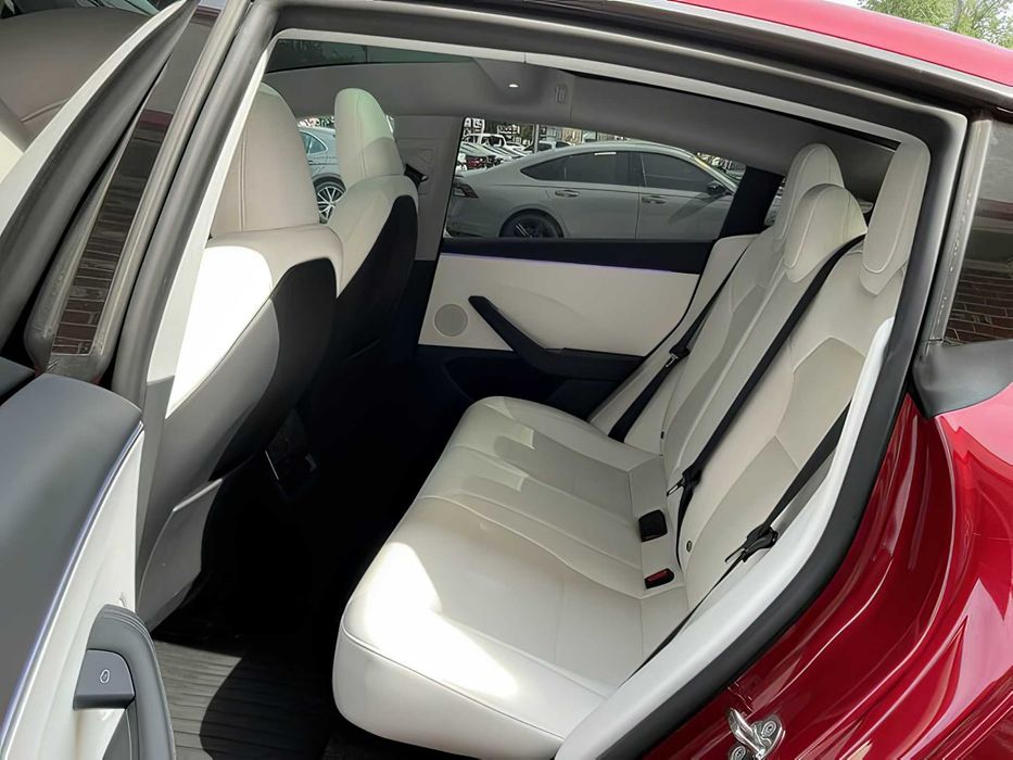 Tesla Model 3      2024