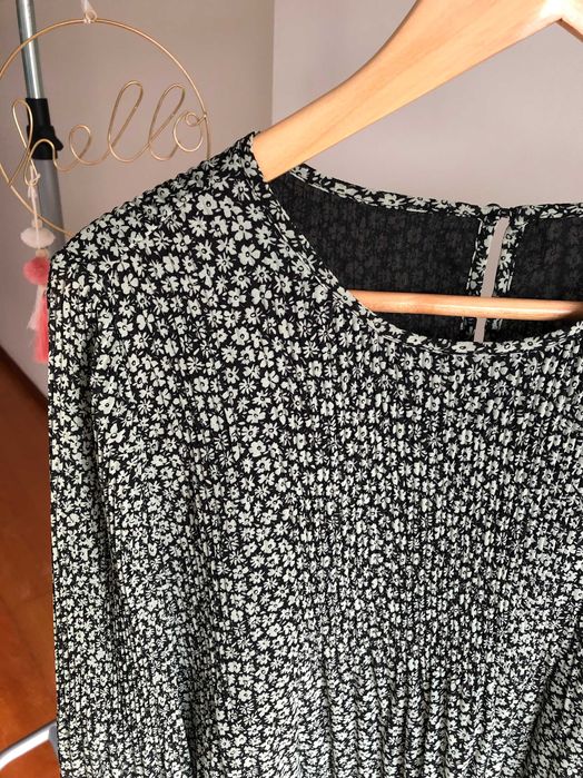 Blusa preta com flores verdes, Stradivarius, Tamanho M