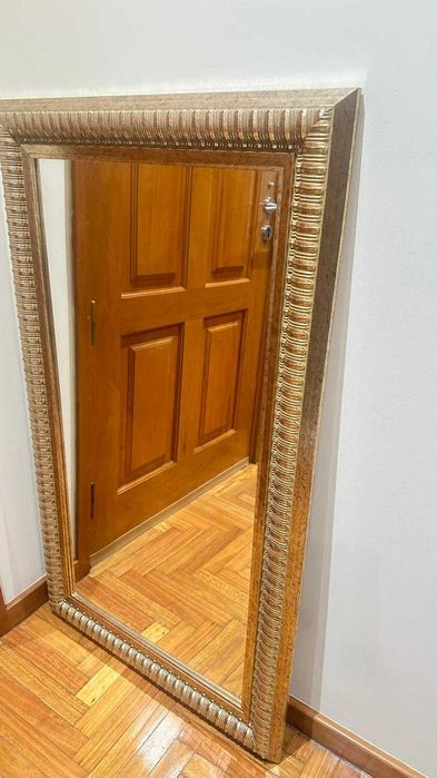 Espelho com moldura dourada