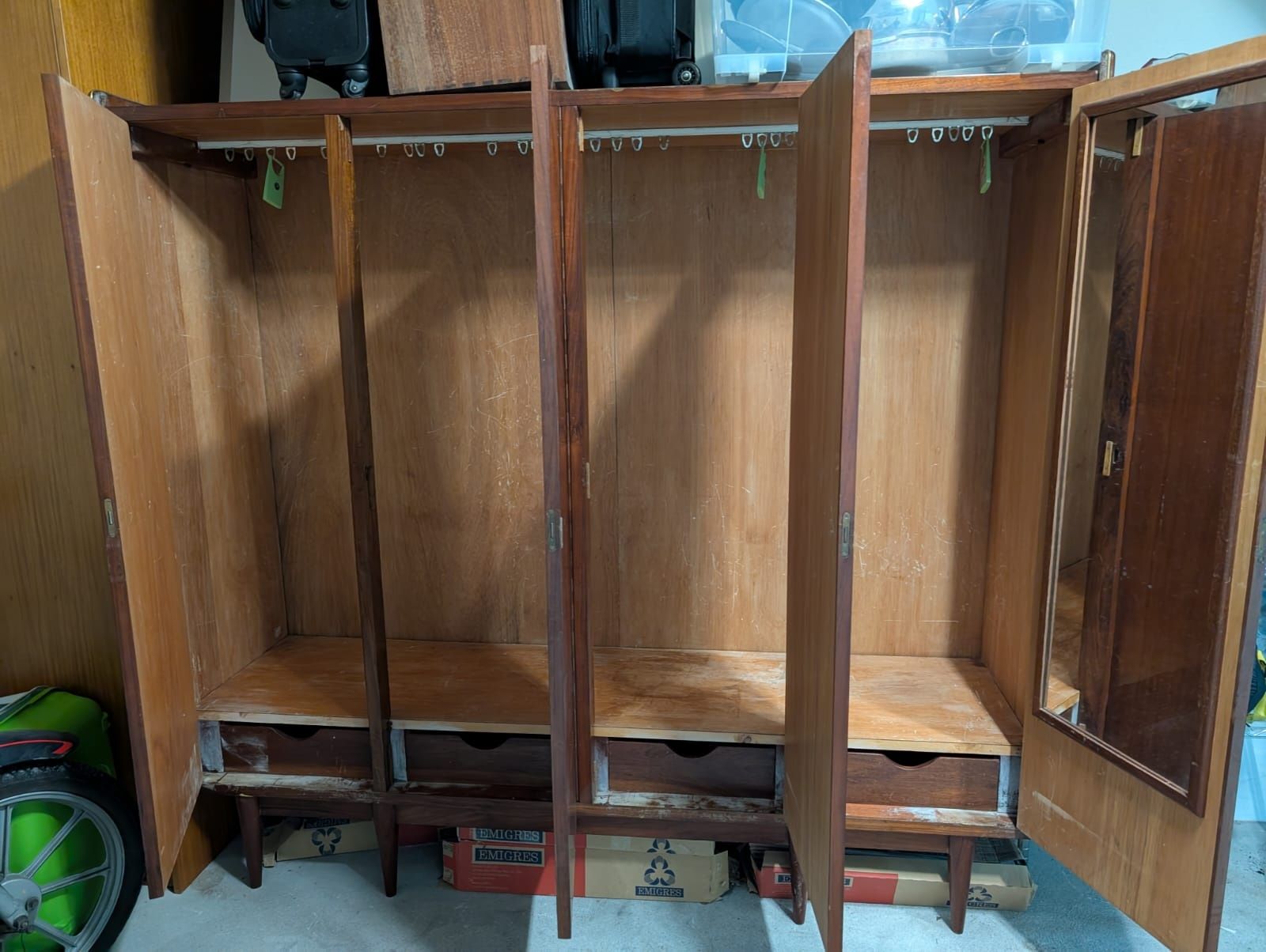 Roupeiro em mogno anos 60/70. Com 4 portas, uma com espelho.