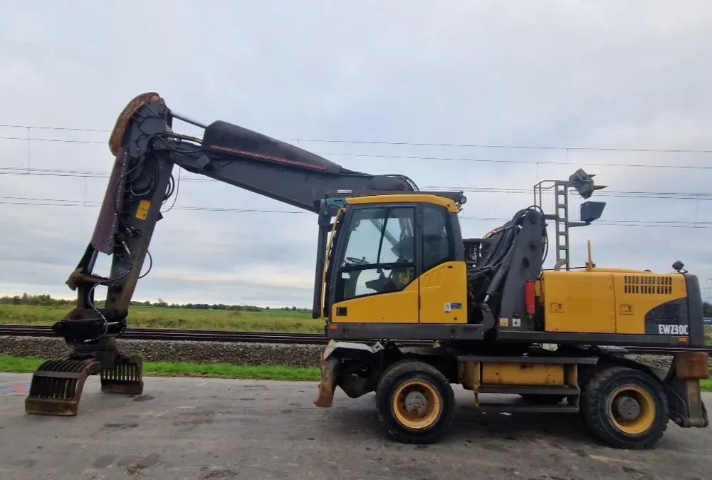 Volvo EW230C koparka kołowa przeładunkowa  Koparka kołowa przeładunkowa  Volvo EW230C  kabina podnoszona