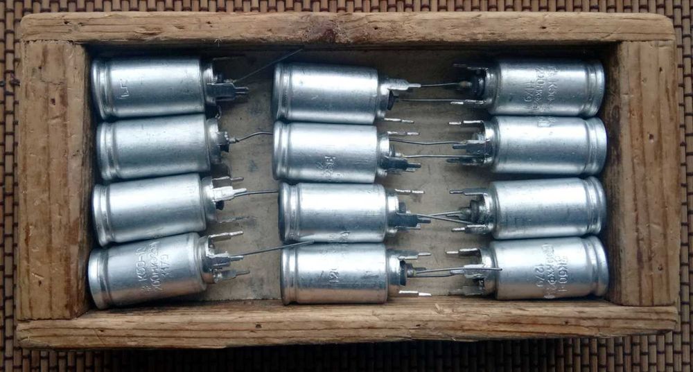 Набір: конденсатори електролітичні К50-12, 200мкф x 25в (електроліти)