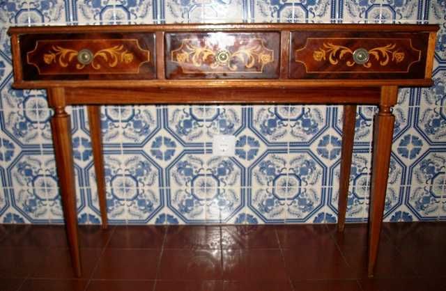 Mesa em madeira estilo D. Maria para hall de entrada.