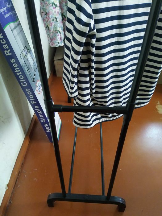 Продам вішалку-стійку для одягу
