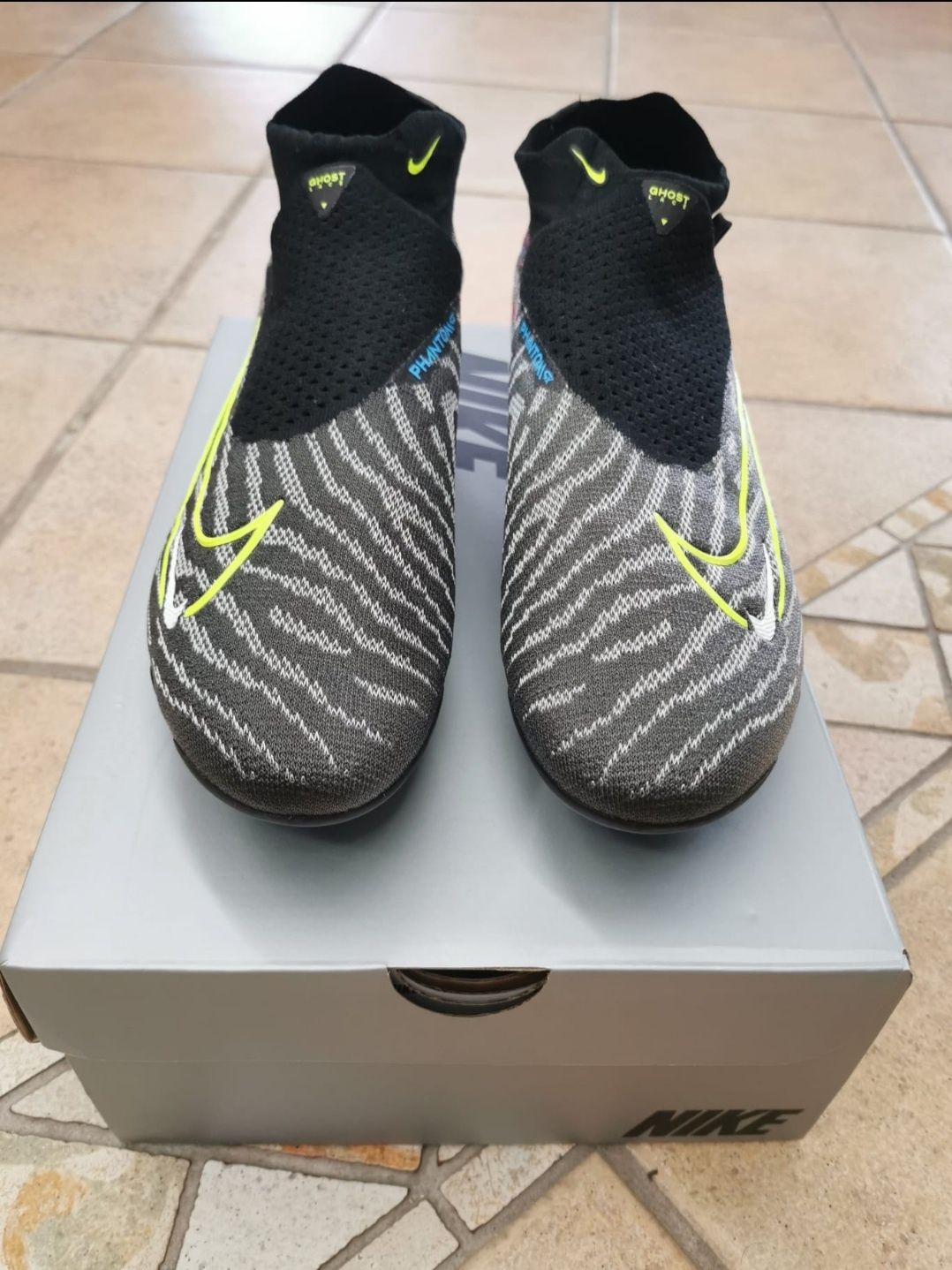 Chuteira Nike Phantom GX Elite edição Limitada