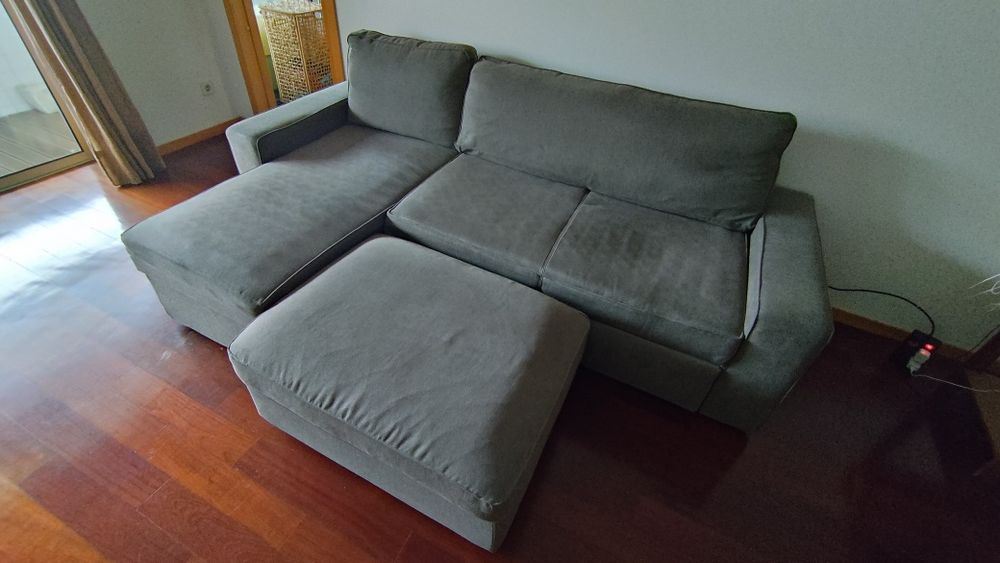 Sofá chaise longue e repousa pés, ambos com arrumos.