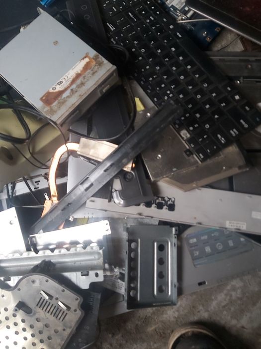 Laptopy,obudowy,płyta główna,głośniki i inne..