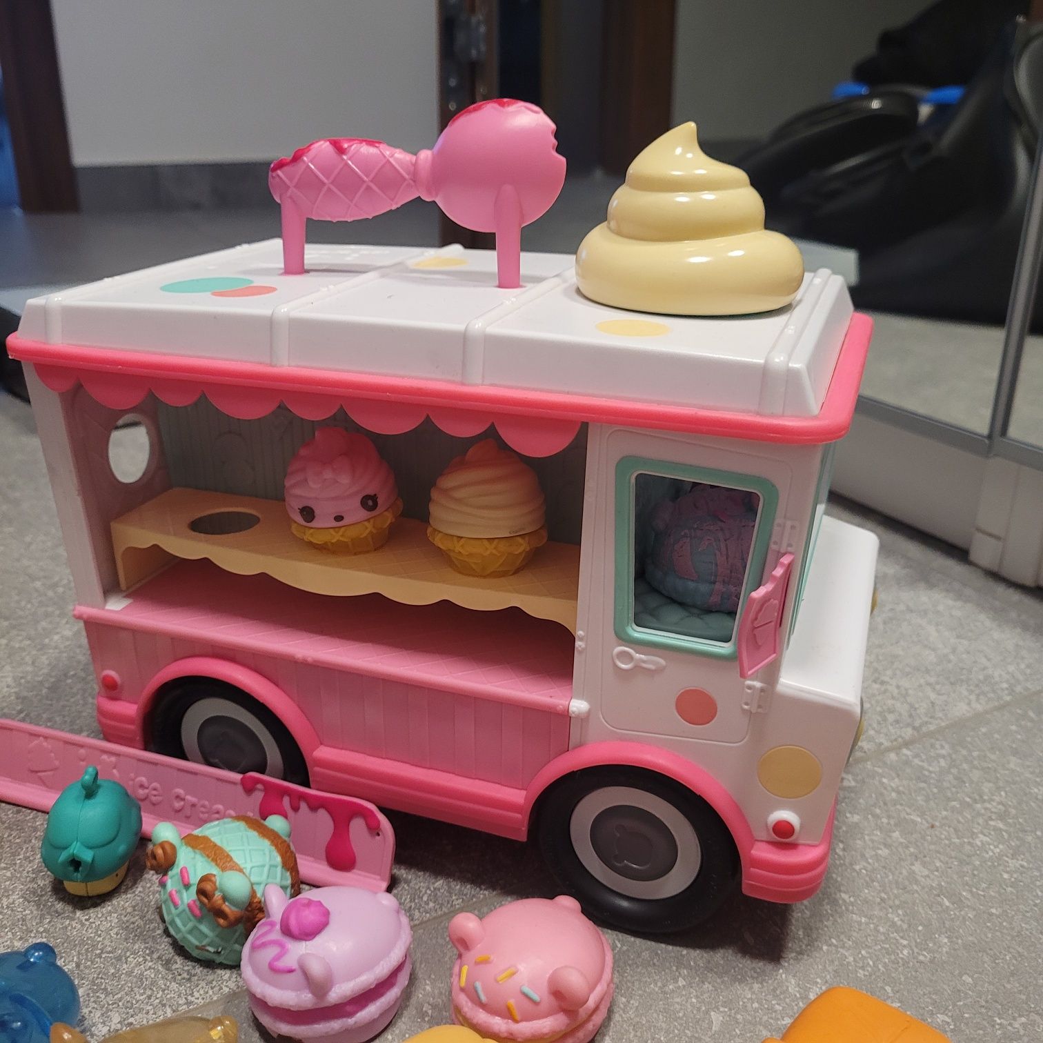 Zestaw figurek Num Noms i auto lodziernia