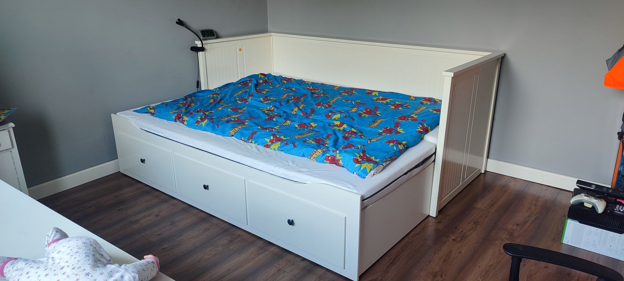 Łóżko Ikea Hemnes z materacami Ikea . Podwójne lub pojedyncze