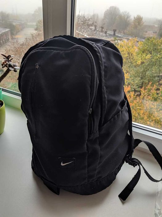 Рюкзак с одной порванной змейкой ( сзади ) Nike