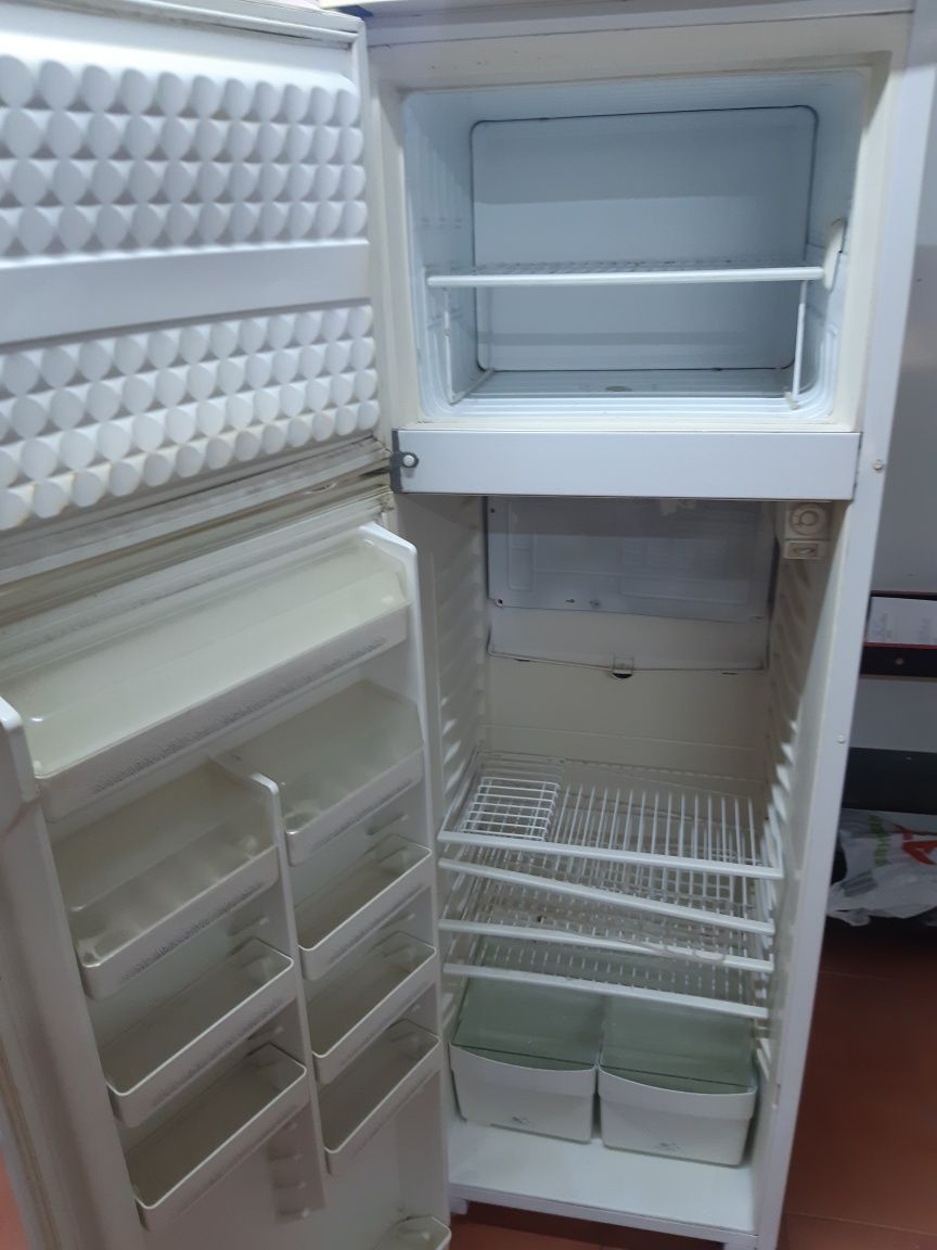 Холодильник NORD. Двухкамерный, обслужен до мелочей.