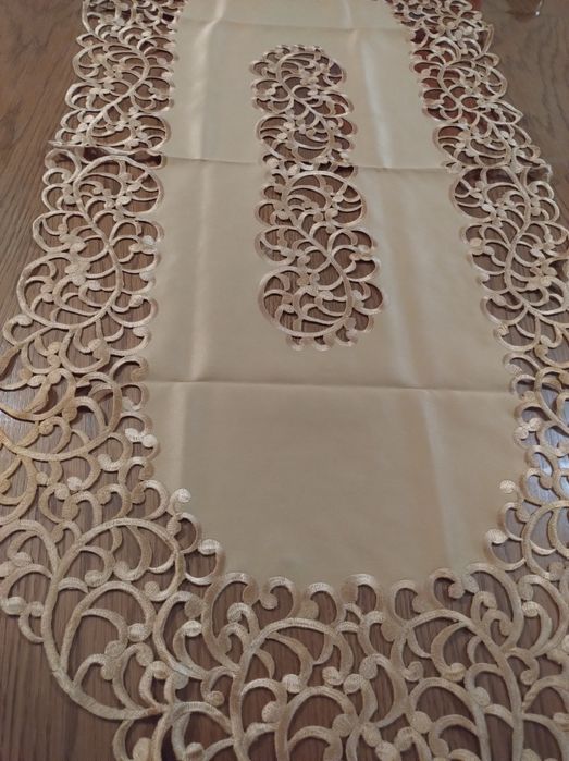 Bieżnik obrus haftowany na stół