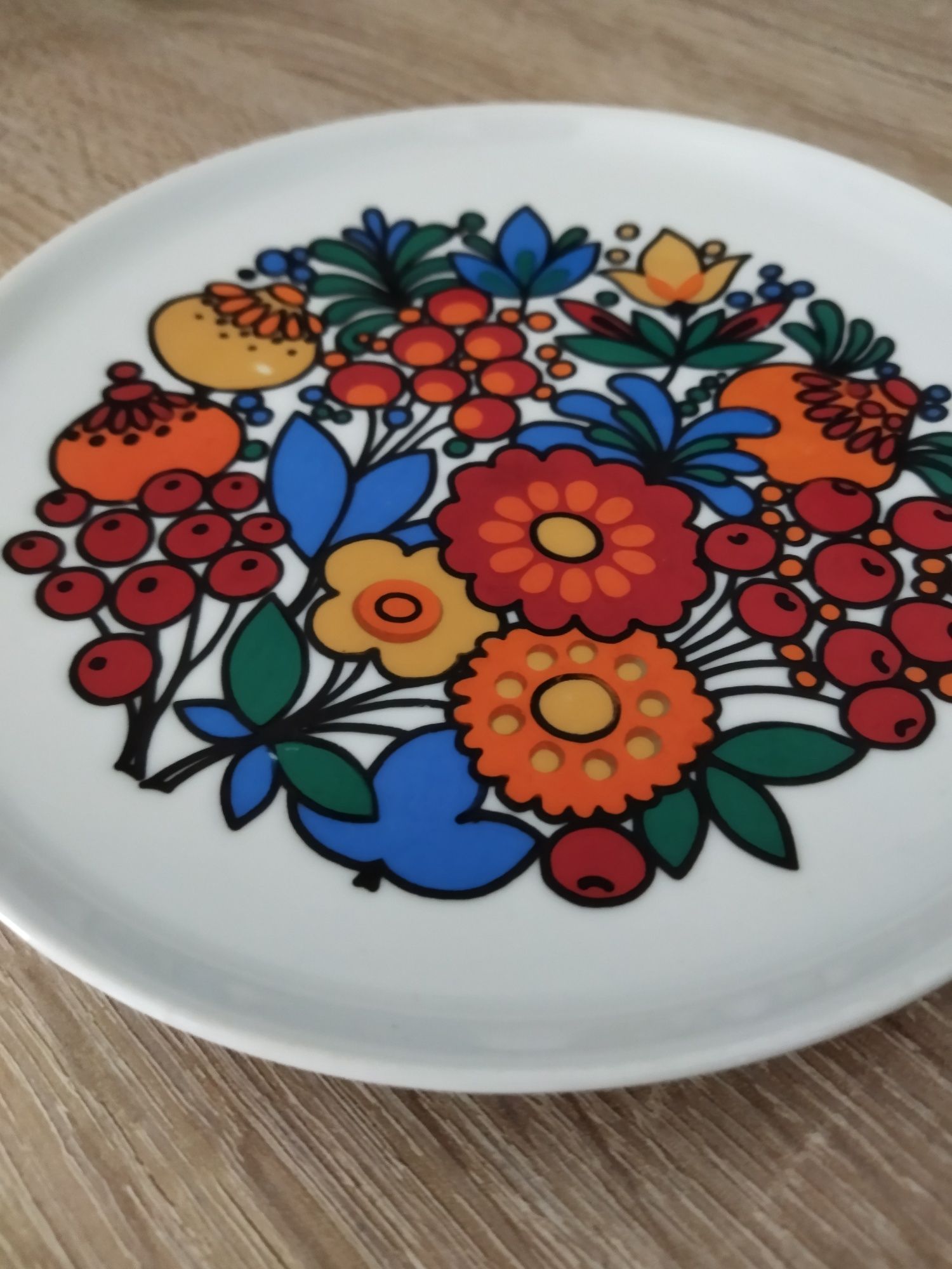 Talerz porcelanowy w kwiatowe wzory