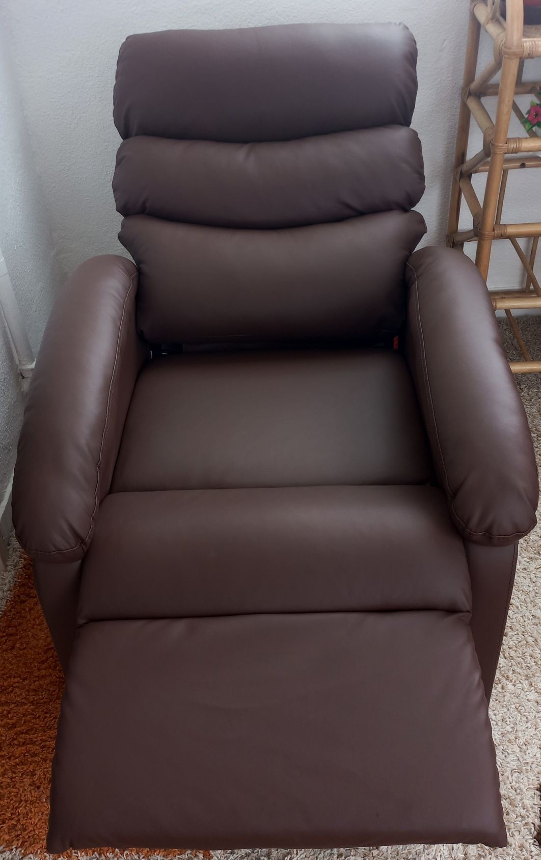 Vendo poltrona reclinável 
foi usada poucas vezes.
Paguei 180€
Estou v