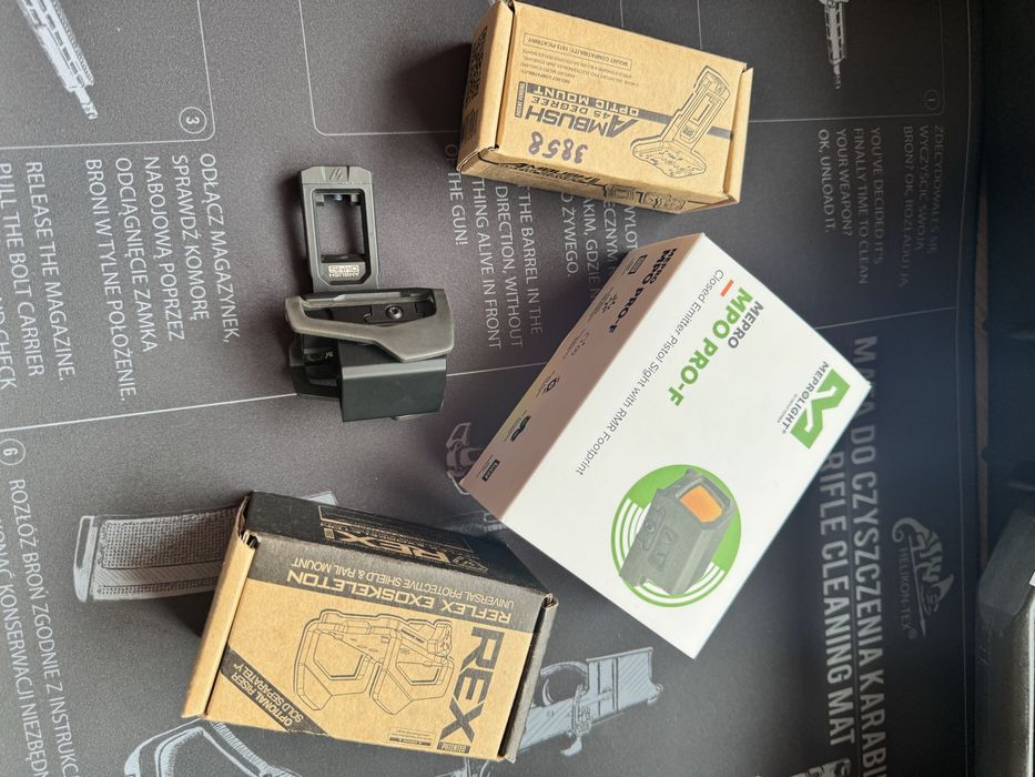 Кутовий приціл Strike Industries і MEPROLIGHT