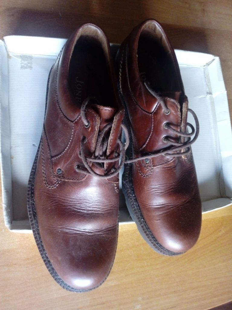 Sapatos de homem em pele
