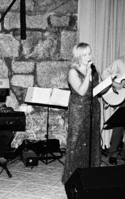 Cantora em eventos procura Banda e trabalhos extra