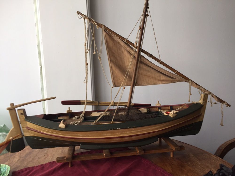 Barco miniatura feito a mao de madeira