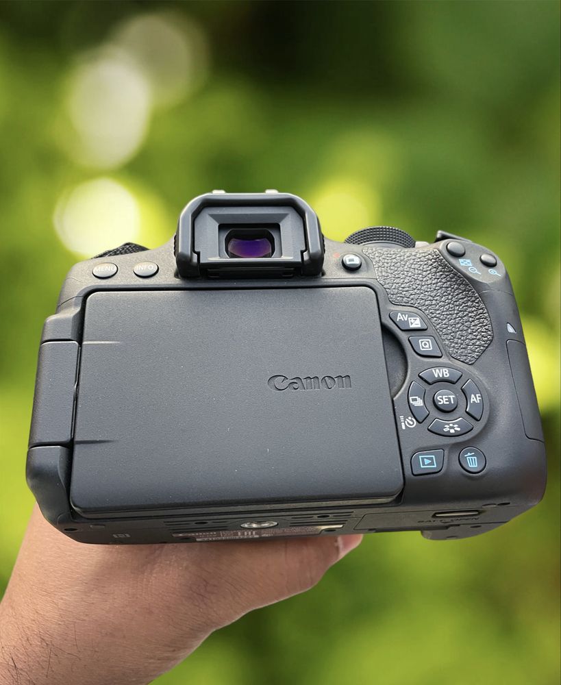 Canon Eos 750D WiFi/ecra tactil com lente 18-55mm e bolsa