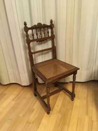Stare krzesło dębowe z rafią