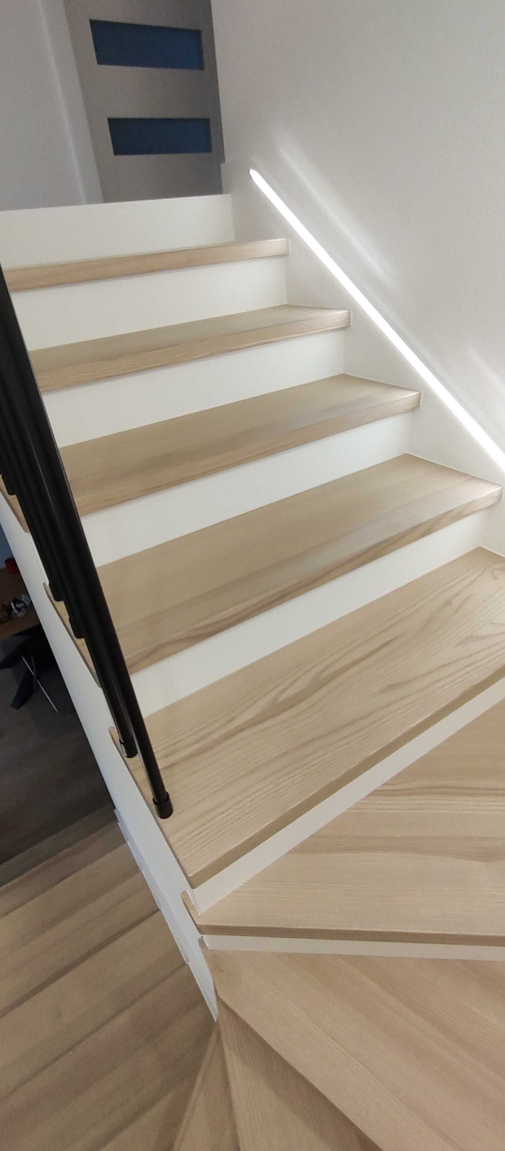 Schody drewniane na beton/ konstrukcji stalowej jesionowe/dębowe