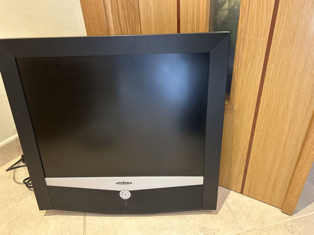 Tv mitzai sem garantia a funcionar corretamente  ..