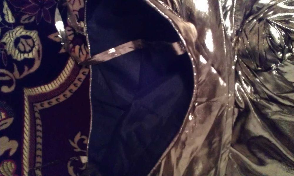 Французське плаття золотого кольору.