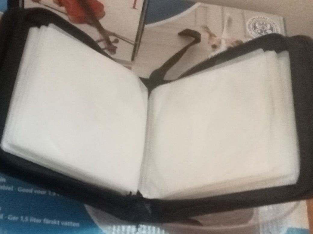 Lote de CDs e bolsa para cds