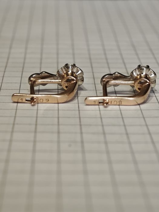 Золоті сережки з діамантами, 585 проба.