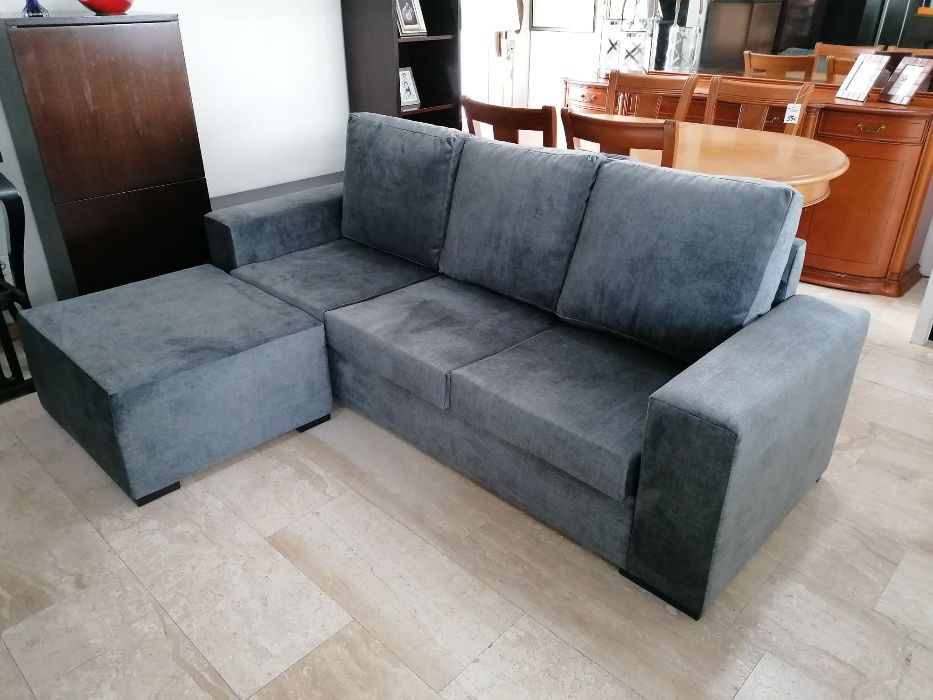 Sofá triplo com 220x80 em tecido