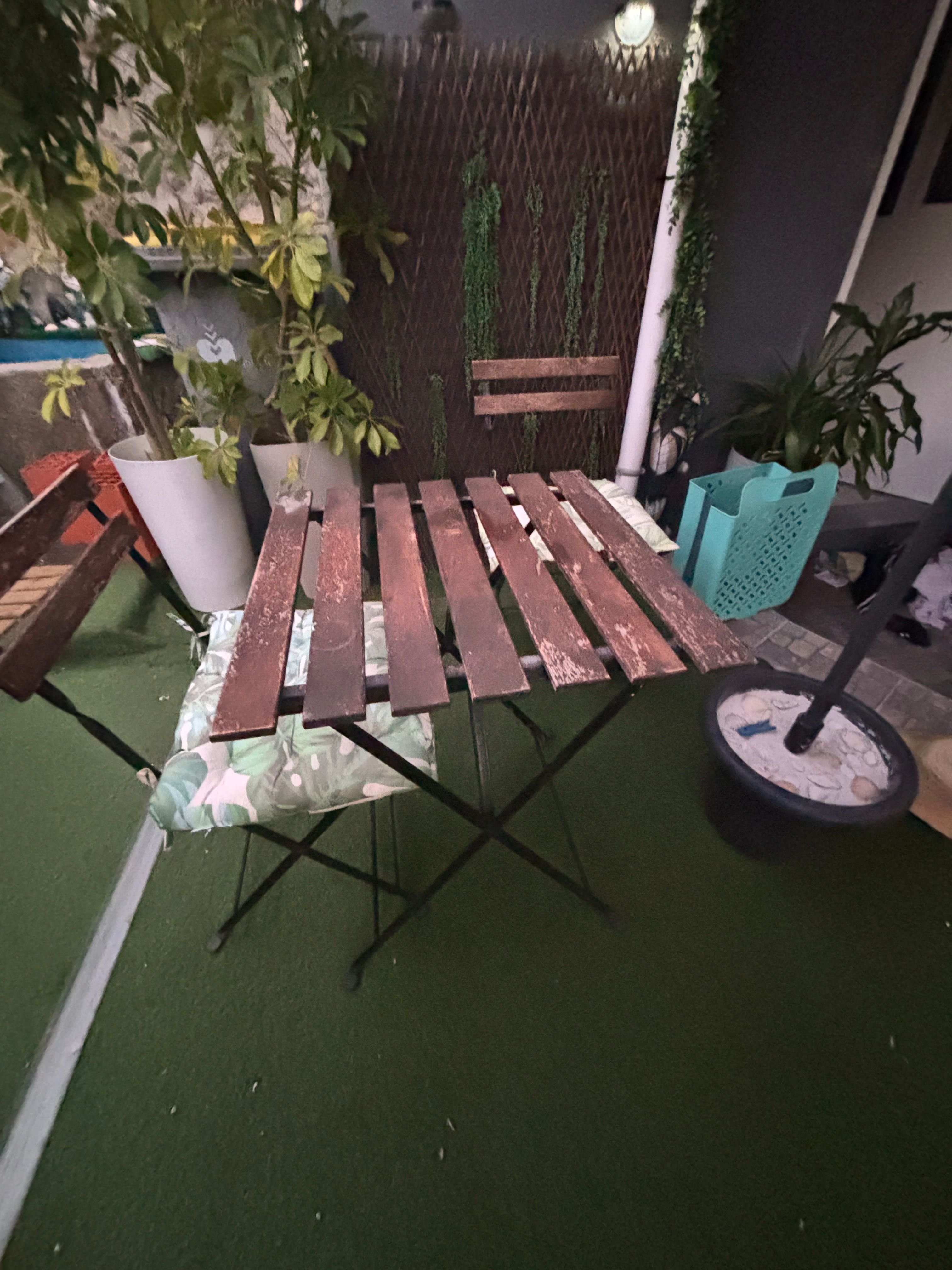 Mesa com 2  cadeiras de jardim