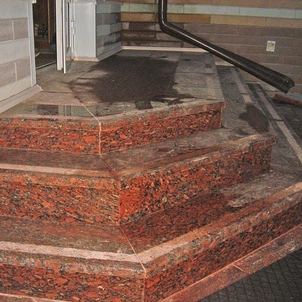 Гранітні сходи .