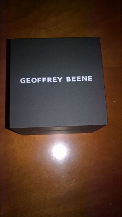 Relógio Dourado Geoffrey Beene - Novo e em caixa