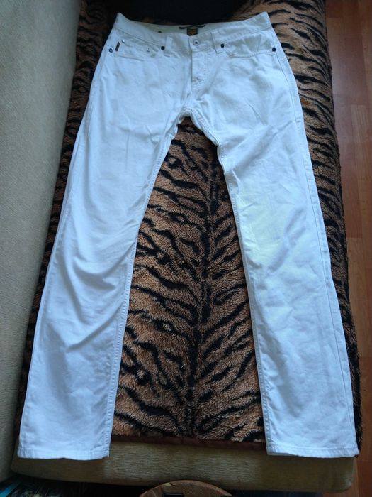 Białe męskie spodnie włoskiej firmy RAEA