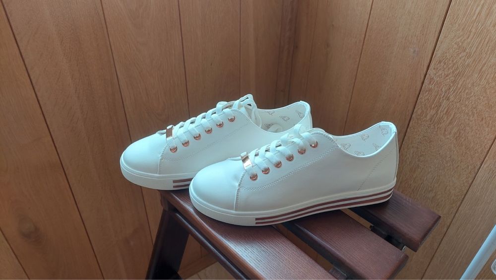 Кросівки, мокасини, кеди р. 40