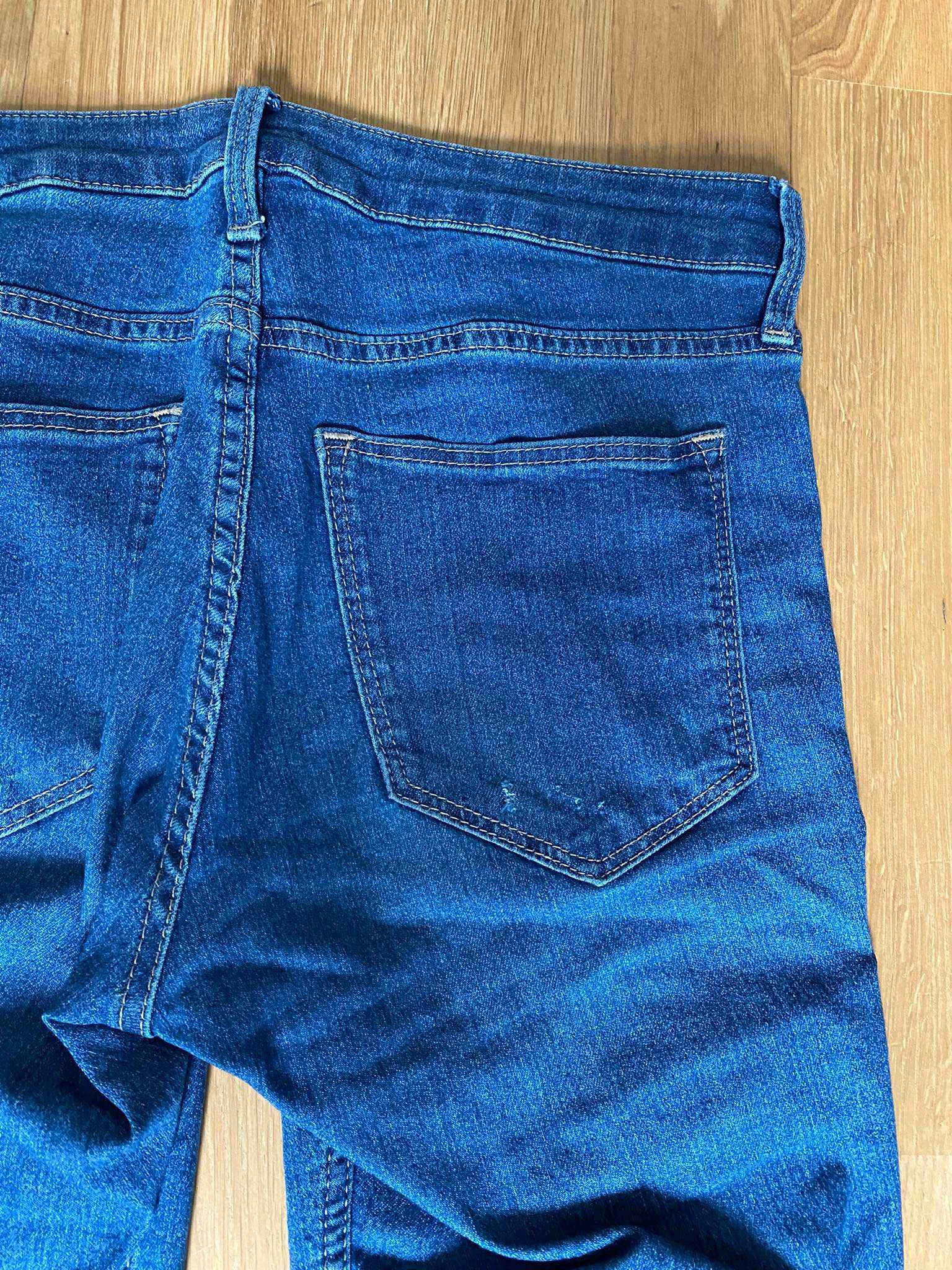Niebieskie jeansy skinny