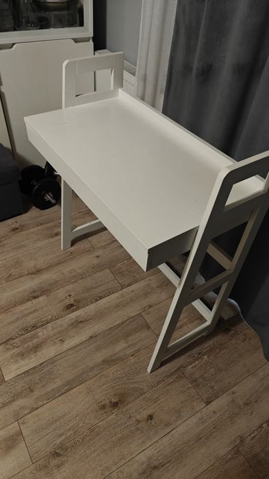 Biuro białe z szufladą