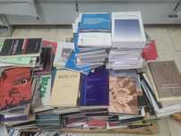 Lote de livros técnicos e revistas científicas.